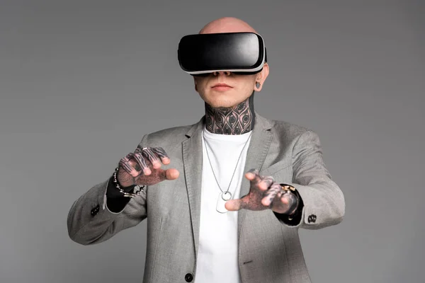 Stylische tätowierte Mann mit Virtual-Reality-Headset isoliert auf grau — Stockfoto