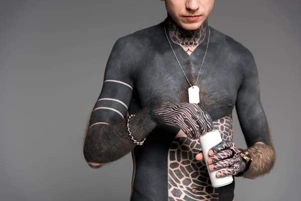 Cliché recadré d'homme tatoué torse nu ouvrant boîte en aluminium isolé sur gris — Photo de stock