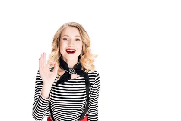 Glücklich blonde Frau zeigt ok Zeichen isoliert auf weiß — Stockfoto