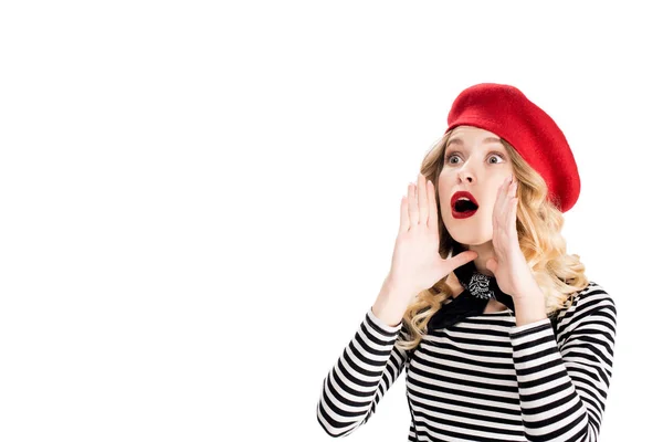 Atractiva mujer en boina roja gritando aislado en blanco - foto de stock