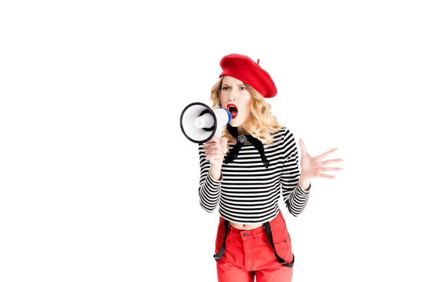 Femme en béret rouge criant en mégaphone isolé sur blanc — Photo de stock