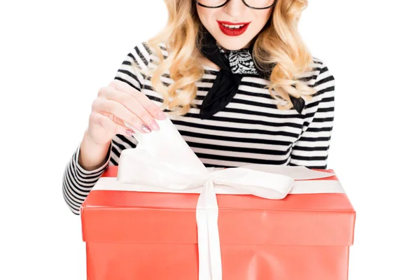 Vista recortada de la mujer mirando caja de regalo con cinta aislada en blanco - foto de stock