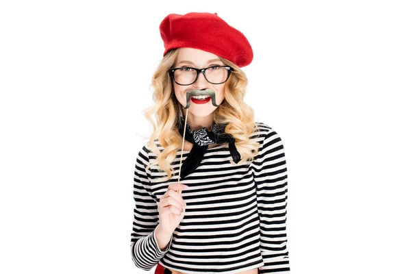 Alegre rubia mujer celebración falso bigote en palo aislado en blanco - foto de stock