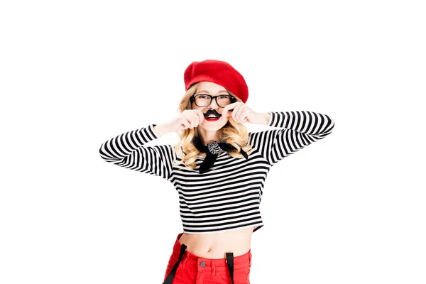 Drôle femme blonde dans des lunettes tenant fausse moustache près du visage isolé sur blanc — Photo de stock