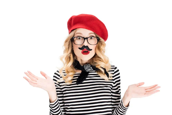 Femme surprise dans des lunettes avec fausse moustache isolé sur blanc — Photo de stock