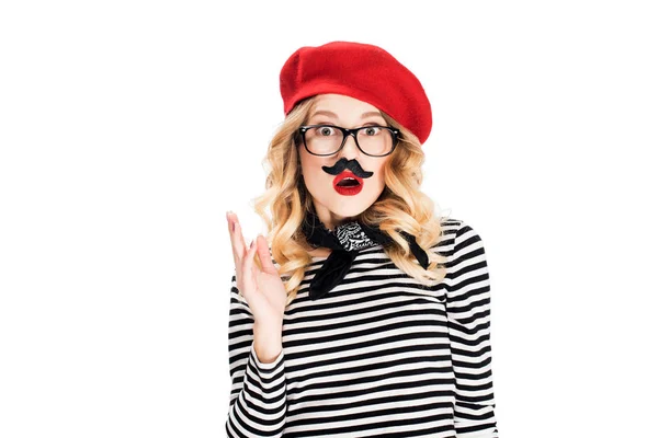 Mujer sorprendida en gafas y boina roja con bigote falso aislado en blanco - foto de stock