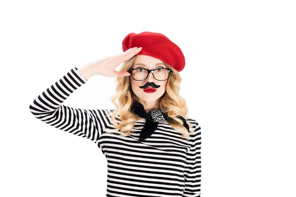 Femme sérieuse dans des lunettes et béret rouge avec fausse moustache isolé sur blanc — Photo de stock