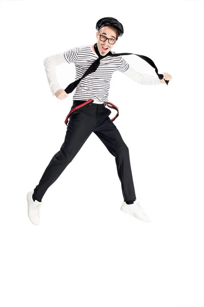 Fröhlicher Mann mit schwarzer Baskenmütze lächelt, während er isoliert auf Weiß springt — Stockfoto