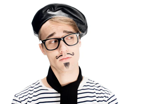 Hombre francés triste con bigote en gafas aisladas en blanco - foto de stock