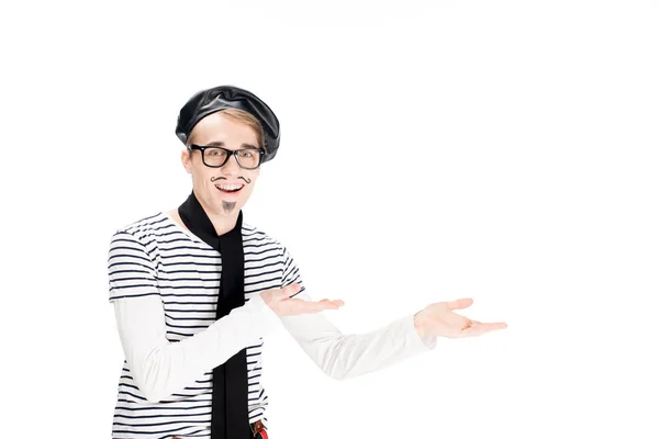 Homme français joyeux avec moustache souriant et montrant geste de bienvenue isolé sur blanc — Photo de stock