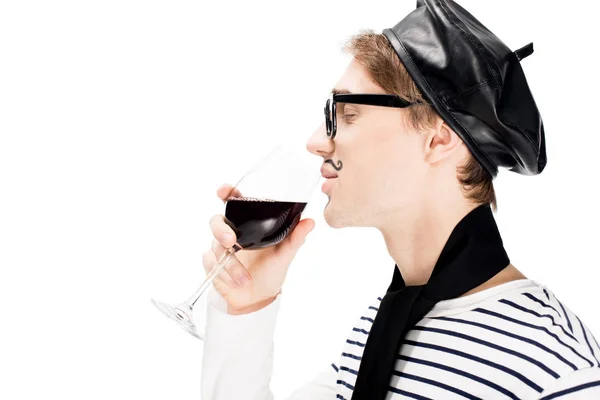 Seitenansicht glücklicher französischer Mann, der ein Glas Wein hält und mit geschlossenen Augen trinkt, isoliert auf weiß — Stockfoto