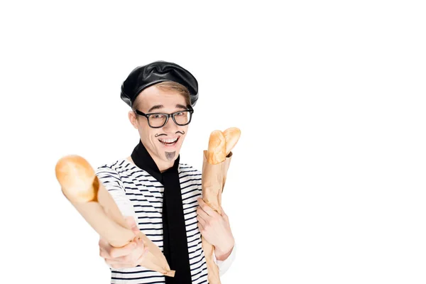 Schöner französischer Mann mit Brille lächelt, während er Baguettes isoliert auf weiß hält — Stockfoto