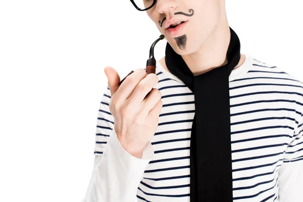 Vista ritagliata di uomo francese fumare tubo isolato su bianco — Foto stock