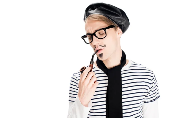 Bonito francês homem no óculos fumar cachimbo isolado no branco — Fotografia de Stock