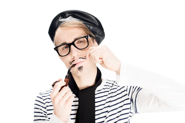 Confiado francés hombre en gafas fumar pipa aislado en blanco - foto de stock