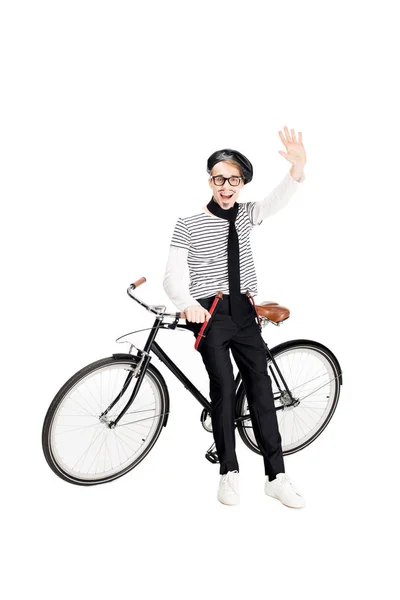 Glücklich französischer Mann steht neben Fahrrad und winkt Hand isoliert auf weiß — Stockfoto