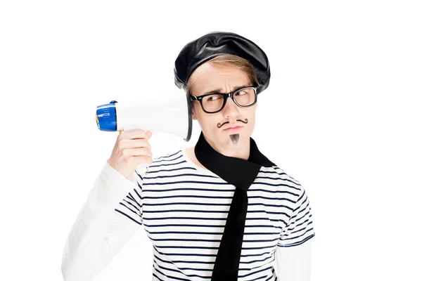 Français homme en lunettes et béret tenant mégaphone près de l'oreille isolé sur blanc — Photo de stock
