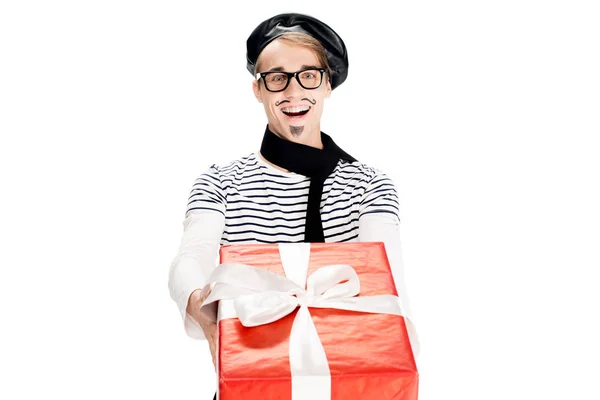 Alegre francés hombre sosteniendo caja de regalo y sonriendo aislado en blanco - foto de stock