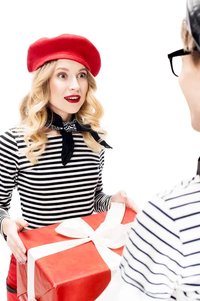 Foyer sélectif de la femme recevant boîte cadeau de l'homme isolé sur blanc — Photo de stock