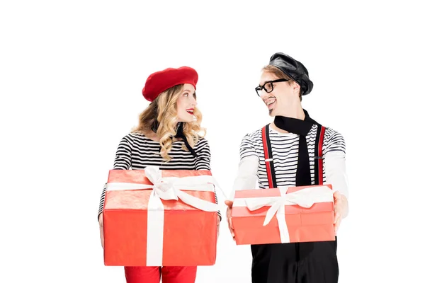 Français homme regardant attrayant femme tenant boîte cadeau isolé sur blanc — Photo de stock