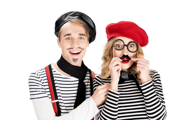 Fröhlicher Mann steht neben Frau mit falschem Schnurrbart und Brille auf weißem Stock — Stockfoto