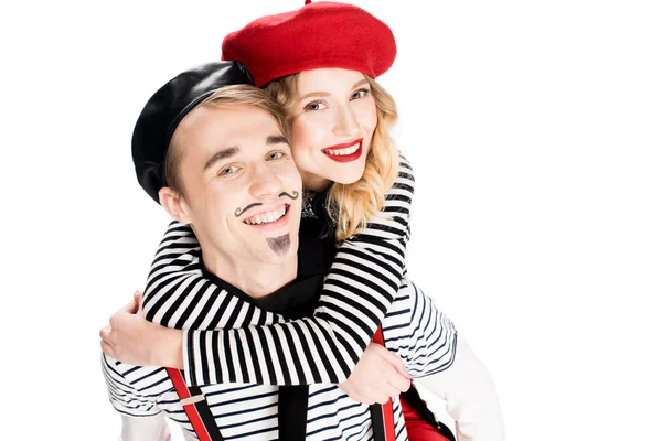 Alegre mujer abrazando francés hombre con bigote aislado en blanco - foto de stock