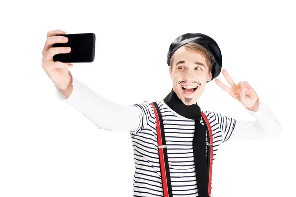 Счастливый француз делает селфи на смартфоне в белом — стоковое фото
