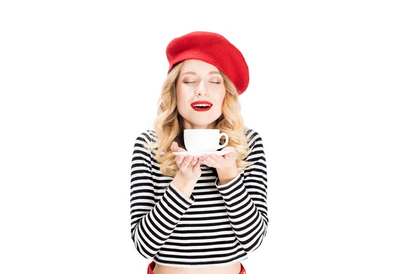 Attraente donna in possesso di tazza di caffè in mani isolate su bianco — Foto stock