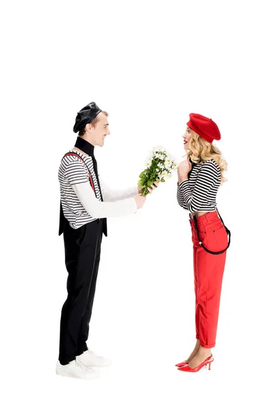 Французька людина, даючи квіти жінка в червоних бере ізольовані на білому — стокове фото