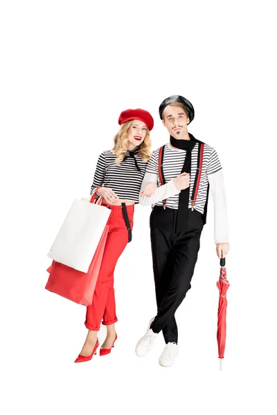 Femme souriante avec des sacs à provisions marchant avec petit ami français isolé sur blanc — Photo de stock