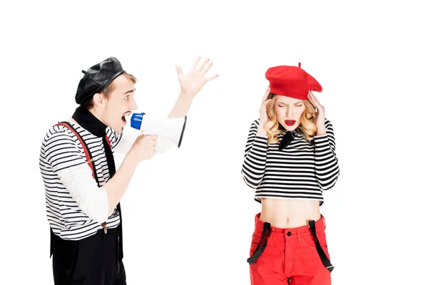 Homme français en colère criant dans mégaphone près de petite amie isolé sur blanc — Photo de stock