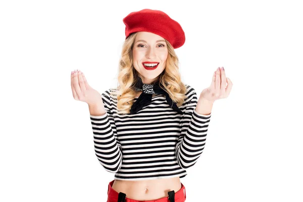 Mulher atraente em boina vermelha sorrindo enquanto gesticulando isolado no branco — Fotografia de Stock