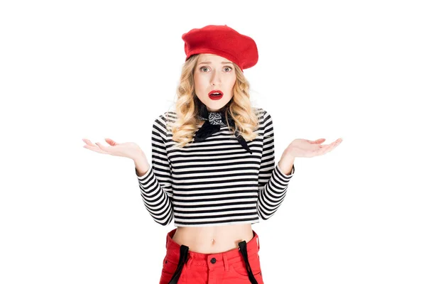 Jolie femme en béret rouge montrant geste haussant les épaules isolé sur blanc — Photo de stock