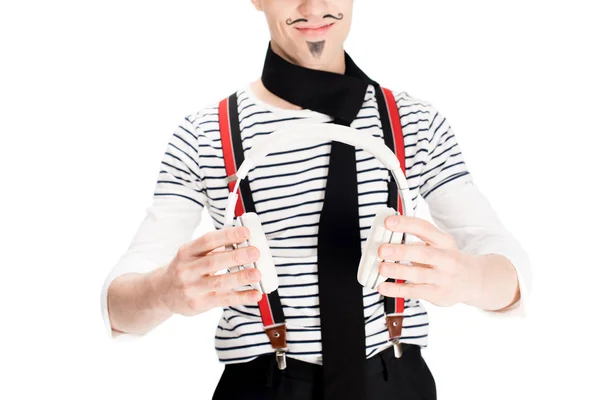 Vista recortada del hombre con bigote que sostiene los auriculares en las manos aisladas en blanco - foto de stock