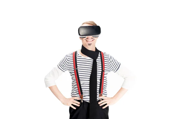 Homme gai avec moustache utilisant casque de réalité virtuelle isolé sur blanc — Photo de stock