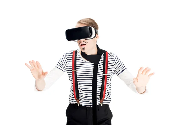 Uomo con i baffi utilizzando cuffie realtà virtuale isolato su bianco — Foto stock