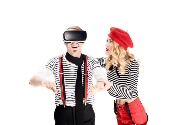Homme avec moustache en utilisant casque de réalité virtuelle près de petite amie effrayée isolé sur blanc — Photo de stock