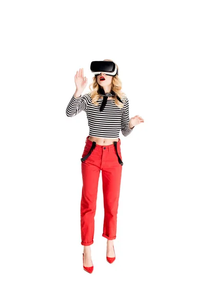 Mulher atraente em pé em realidade virtual fone de ouvido isolado no branco — Fotografia de Stock
