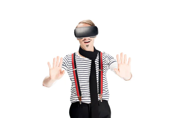 Homem sorridente com bigode usando fone de ouvido realidade virtual isolado em branco — Fotografia de Stock