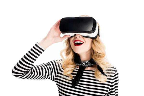 Щаслива жінка використовує гарнітуру віртуальної реальності ізольована на білому — стокове фото