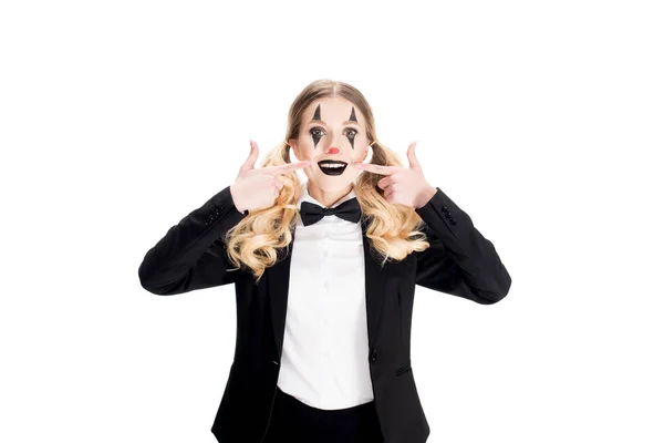 Веселый женский клоун в костюме, улыбающийся изолированно на белом — стоковое фото