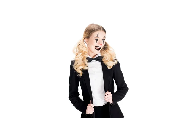 Блондинка-клоун, стоящая в костюме изолированная на белом — стоковое фото