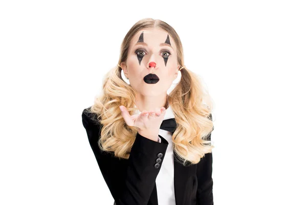 Blonde femme clown debout en costume et envoyer baiser d'air isolé sur blanc — Photo de stock