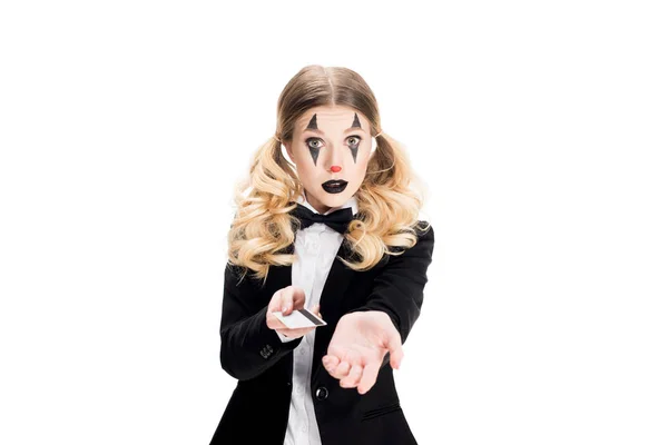 Blonde femme clown debout en costume et tenant carte de crédit isolé sur blanc — Photo de stock