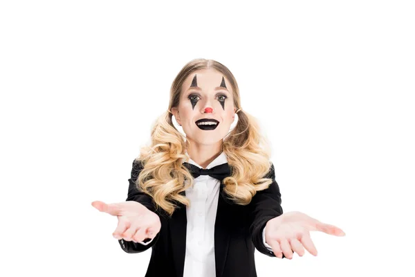 Fröhliche Clownin zeigt Willkommensgeste isoliert auf Weiß — Stockfoto