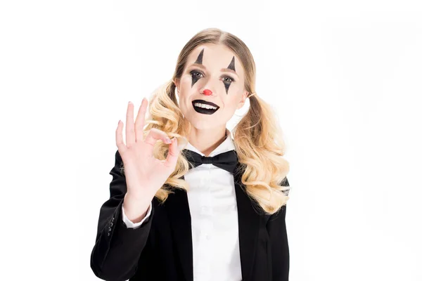 Веселий жіночий клоун, що показує знак ОК ізольовано на білому — стокове фото