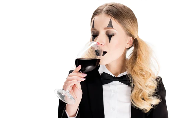 Mujer rubia payaso en traje beber vino aislado en blanco - foto de stock