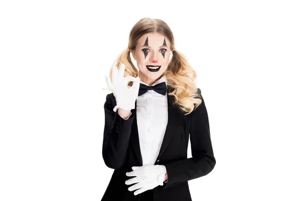Clown femelle debout en costume et montrant ok signe isolé sur blanc — Photo de stock