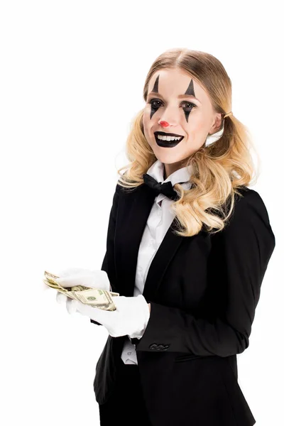 Clown femelle aux cheveux blonds tenant des billets en dollars et souriant isolé sur blanc — Photo de stock