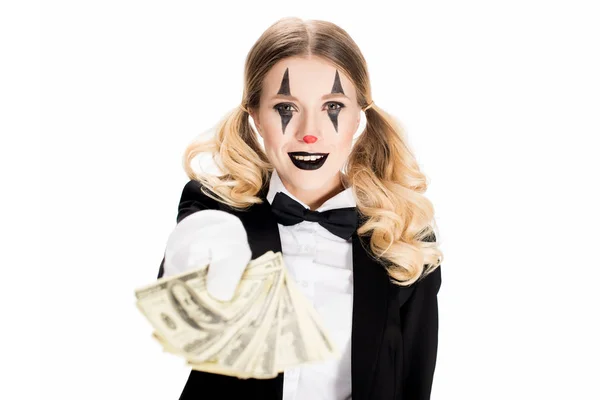 Clown attraente con i capelli biondi che tengono banconote del dollaro isolate su bianco — Foto stock